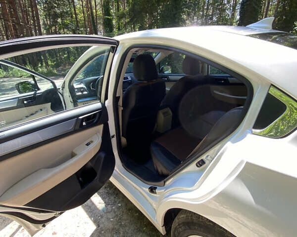 Білий Субару Легасі, об'ємом двигуна 2.5 л та пробігом 111 тис. км за 12500 $, фото 6 на Automoto.ua