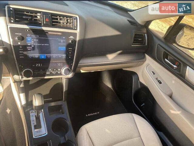 Белый Субару Легаси, объемом двигателя 2.5 л и пробегом 219 тыс. км за 12000 $, фото 5 на Automoto.ua