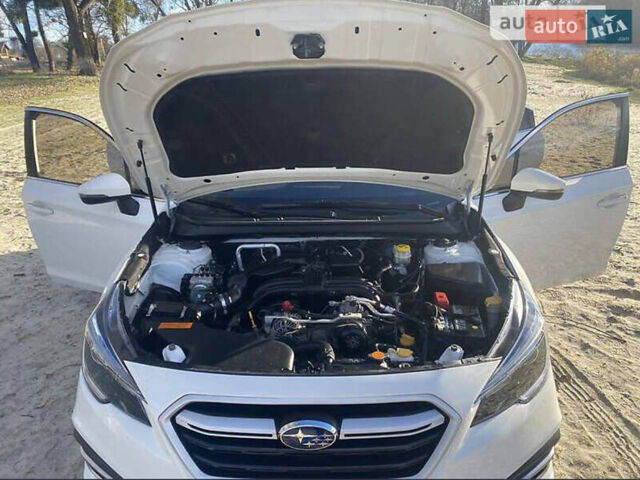 Белый Субару Легаси, объемом двигателя 2.5 л и пробегом 219 тыс. км за 12000 $, фото 3 на Automoto.ua