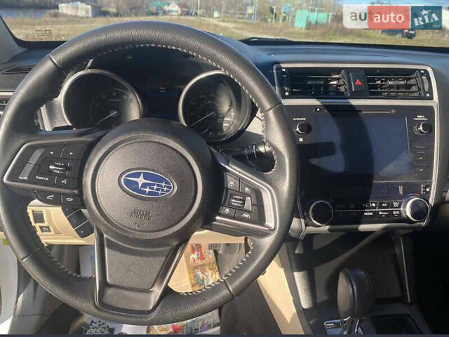 Белый Субару Легаси, объемом двигателя 2.5 л и пробегом 219 тыс. км за 12000 $, фото 4 на Automoto.ua