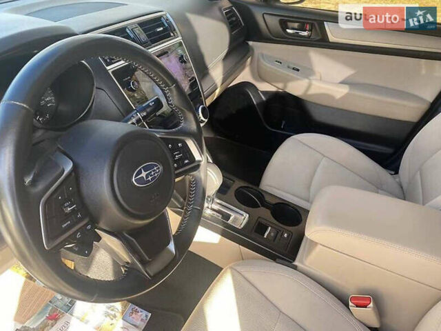 Белый Субару Легаси, объемом двигателя 2.5 л и пробегом 219 тыс. км за 12000 $, фото 7 на Automoto.ua