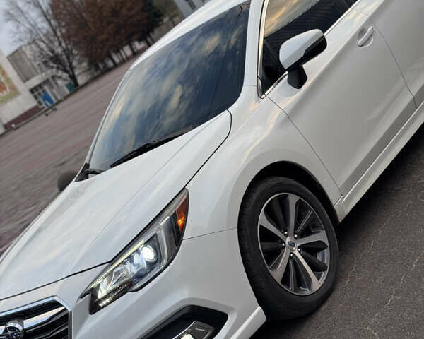 Белый Субару Легаси, объемом двигателя 2.46 л и пробегом 77 тыс. км за 18000 $, фото 2 на Automoto.ua