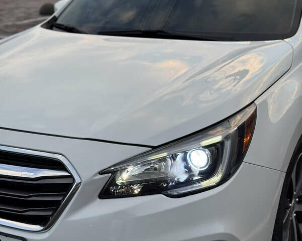 Белый Субару Легаси, объемом двигателя 2.46 л и пробегом 77 тыс. км за 18000 $, фото 1 на Automoto.ua