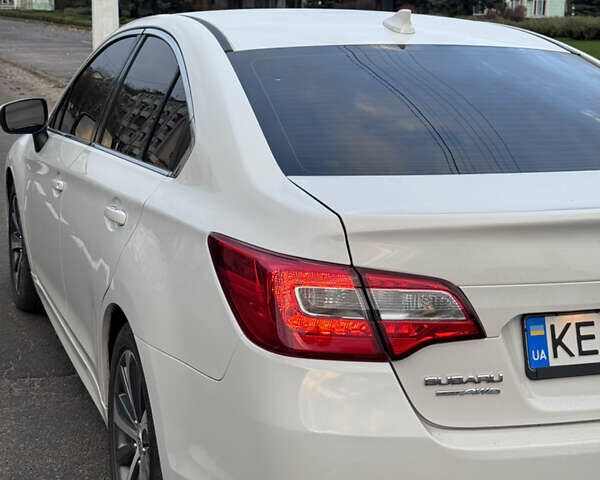 Белый Субару Легаси, объемом двигателя 2.46 л и пробегом 77 тыс. км за 18000 $, фото 6 на Automoto.ua