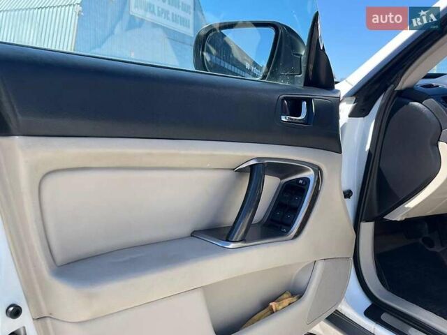 Белый Субару Легаси, объемом двигателя 3 л и пробегом 275 тыс. км за 5690 $, фото 17 на Automoto.ua