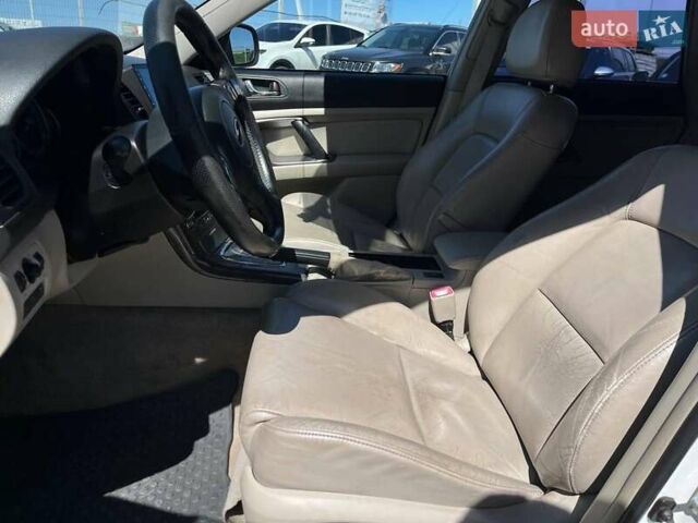 Белый Субару Легаси, объемом двигателя 3 л и пробегом 275 тыс. км за 5690 $, фото 14 на Automoto.ua