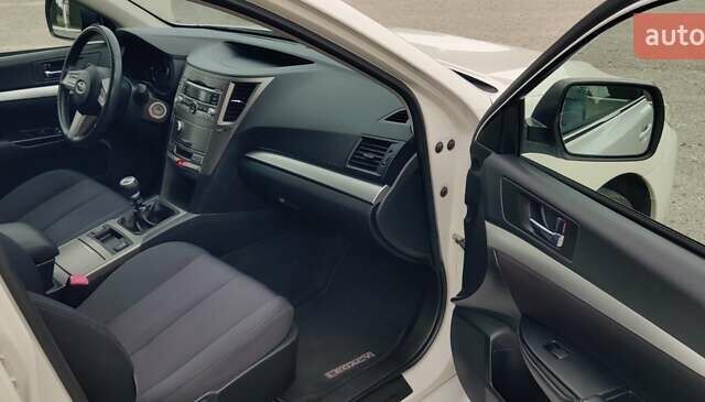 Білий Субару Легасі, об'ємом двигуна 2 л та пробігом 225 тис. км за 7600 $, фото 7 на Automoto.ua
