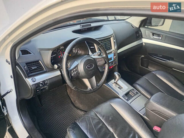 Білий Субару Легасі, об'ємом двигуна 2.46 л та пробігом 250 тис. км за 6500 $, фото 4 на Automoto.ua