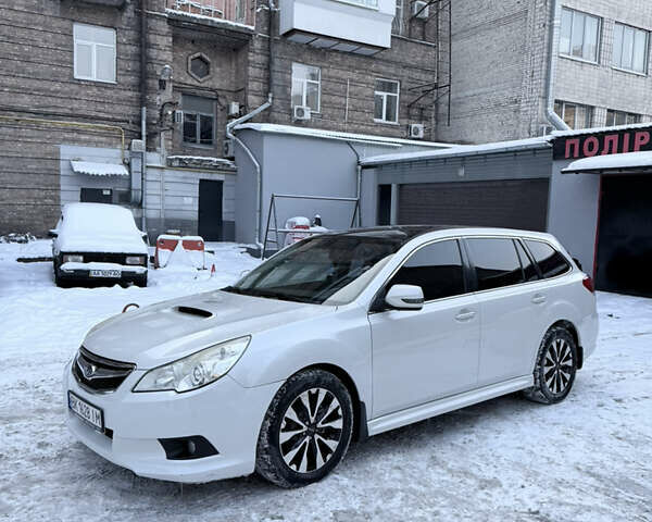 Белый Субару Легаси, объемом двигателя 2 л и пробегом 165 тыс. км за 8400 $, фото 1 на Automoto.ua