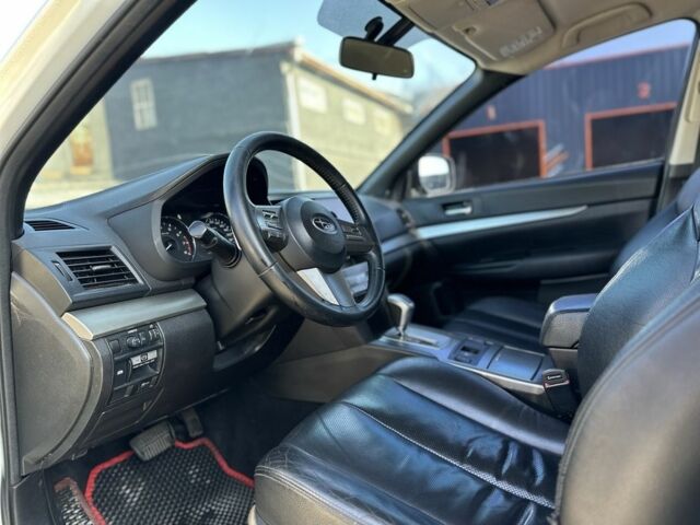 Белый Субару Легаси, объемом двигателя 2.5 л и пробегом 180 тыс. км за 10300 $, фото 5 на Automoto.ua