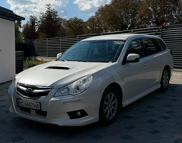 Белый Субару Легаси, объемом двигателя 2 л и пробегом 246 тыс. км за 8000 $, фото 1 на Automoto.ua