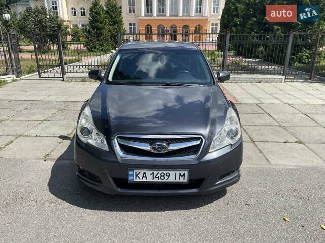 Серый Субару Легаси, объемом двигателя 2.46 л и пробегом 210 тыс. км за 9500 $, фото 1 на Automoto.ua