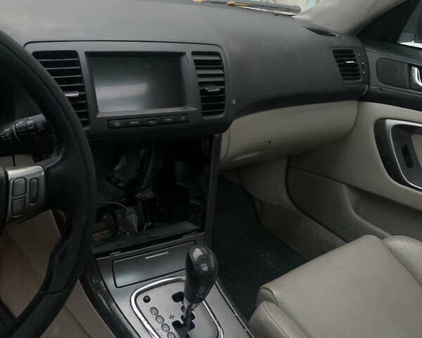 Білий Субару Аутбек, об'ємом двигуна 3 л та пробігом 111 тис. км за 2500 $, фото 13 на Automoto.ua