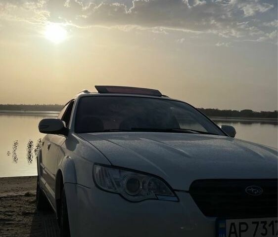 Белый Субару Аутбек, объемом двигателя 2.5 л и пробегом 227 тыс. км за 6200 $, фото 1 на Automoto.ua