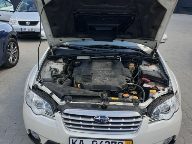 Білий Субару Аутбек, об'ємом двигуна 2 л та пробігом 250 тис. км за 4500 $, фото 7 на Automoto.ua