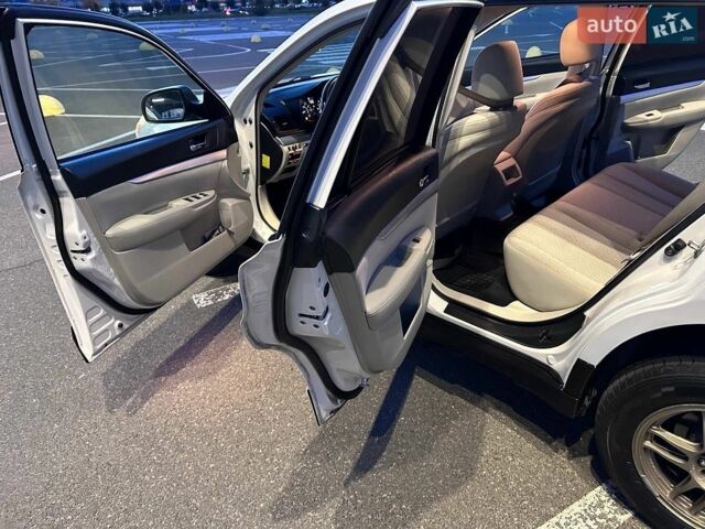 Білий Субару Аутбек, об'ємом двигуна 2.46 л та пробігом 250 тис. км за 7800 $, фото 1 на Automoto.ua
