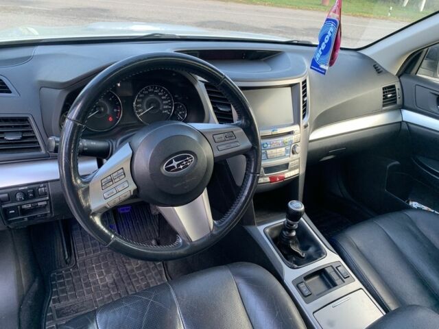 Білий Субару Аутбек, об'ємом двигуна 2 л та пробігом 355 тис. км за 8500 $, фото 6 на Automoto.ua