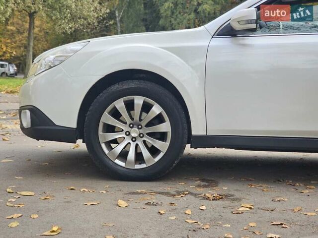 Субару Аутбек 2010 у Львові на Automoto.ua Білий Субару Аутбек, об'ємом двигуна 2.46 л та пробігом 270 тис. км за 7700 $, фото 14 на Automoto.ua