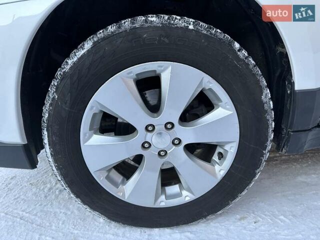 Білий Субару Аутбек, об'ємом двигуна 2.46 л та пробігом 209 тис. км за 10500 $, фото 12 на Automoto.ua