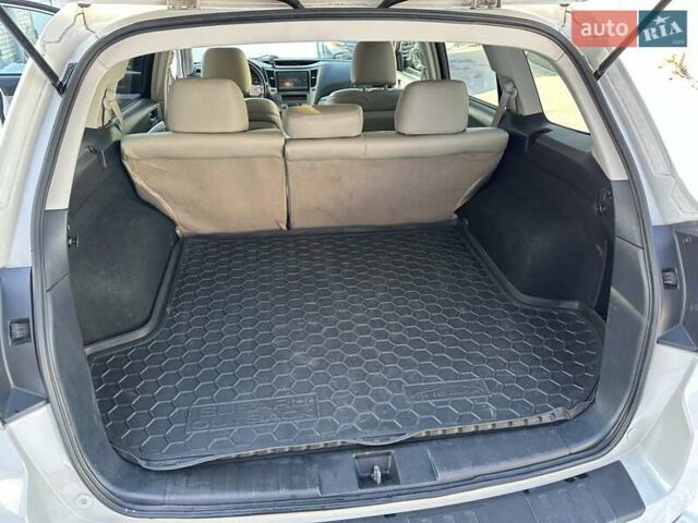 Білий Субару Аутбек, об'ємом двигуна 2.46 л та пробігом 209 тис. км за 10500 $, фото 16 на Automoto.ua