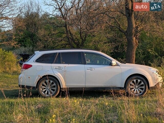 Білий Субару Аутбек, об'ємом двигуна 2.5 л та пробігом 284 тис. км за 9000 $, фото 3 на Automoto.ua