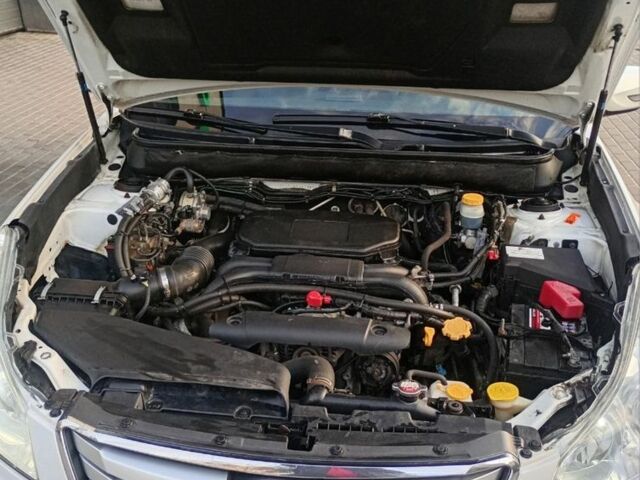 Білий Субару Аутбек, об'ємом двигуна 2.5 л та пробігом 250 тис. км за 6500 $, фото 6 на Automoto.ua