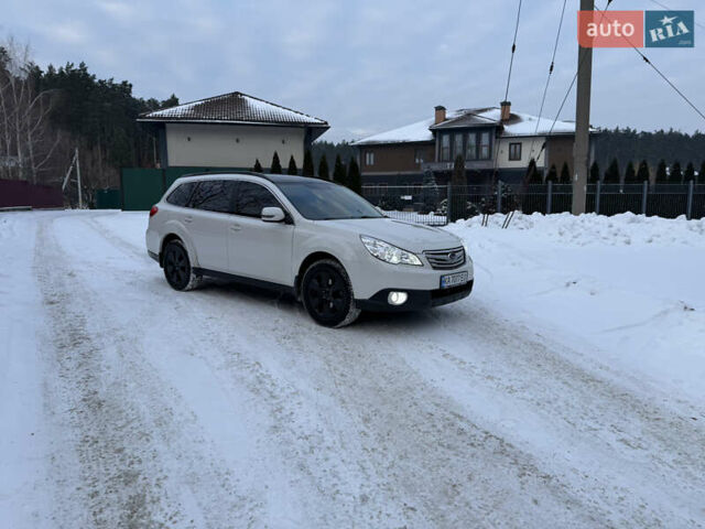 Білий Субару Аутбек, об'ємом двигуна 2.46 л та пробігом 235 тис. км за 10500 $, фото 1 на Automoto.ua