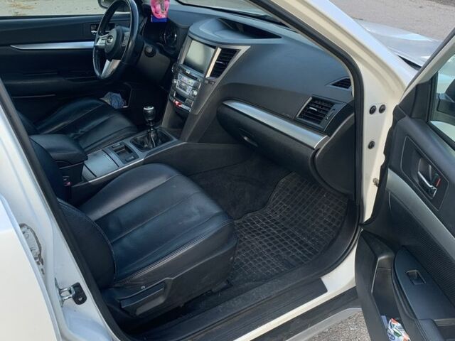 Білий Субару Аутбек, об'ємом двигуна 2 л та пробігом 355 тис. км за 8500 $, фото 14 на Automoto.ua