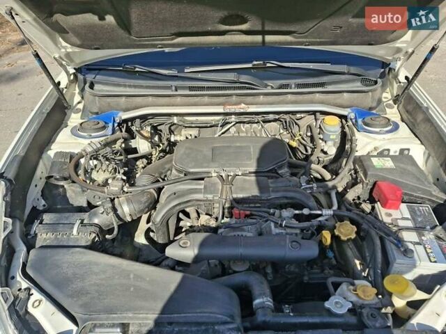 Белый Субару Аутбек, объемом двигателя 2.5 л и пробегом 218 тыс. км за 10500 $, фото 2 на Automoto.ua