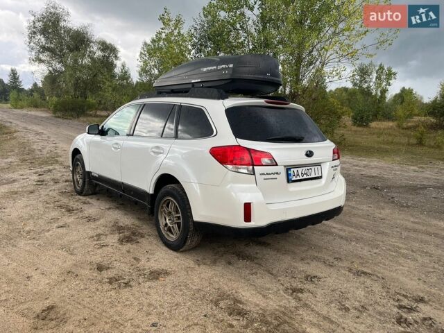 Белый Субару Аутбек, объемом двигателя 2.46 л и пробегом 250 тыс. км за 7000 $, фото 4 на Automoto.ua