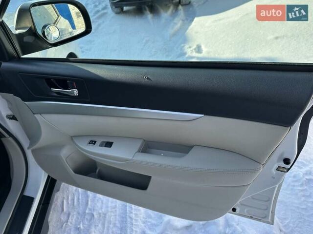 Білий Субару Аутбек, об'ємом двигуна 2.46 л та пробігом 209 тис. км за 10500 $, фото 38 на Automoto.ua