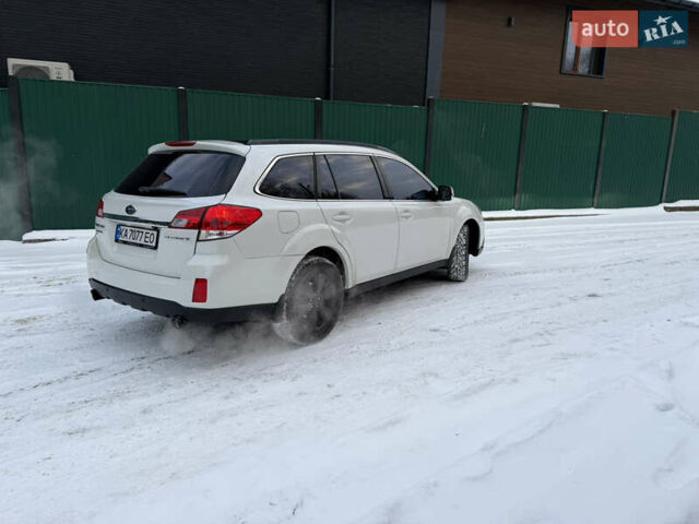 Білий Субару Аутбек, об'ємом двигуна 2.46 л та пробігом 235 тис. км за 10500 $, фото 6 на Automoto.ua