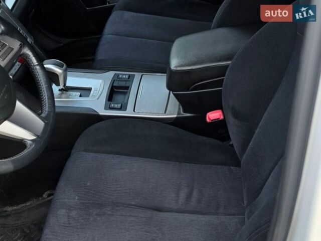 Білий Субару Аутбек, об'ємом двигуна 2.46 л та пробігом 210 тис. км за 10200 $, фото 5 на Automoto.ua