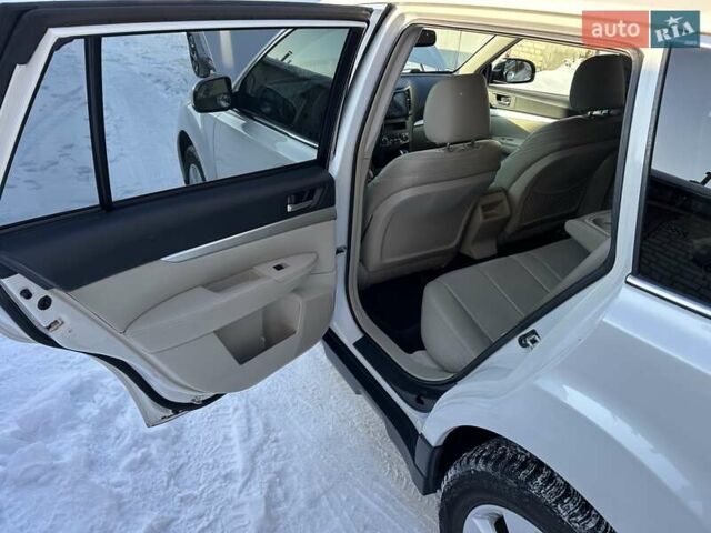 Білий Субару Аутбек, об'ємом двигуна 2.46 л та пробігом 209 тис. км за 10500 $, фото 19 на Automoto.ua