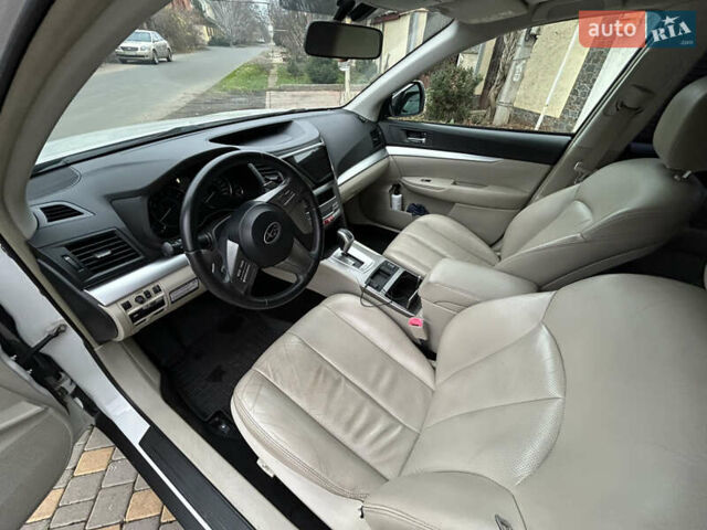 Белый Субару Аутбек, объемом двигателя 2.46 л и пробегом 194 тыс. км за 10300 $, фото 13 на Automoto.ua