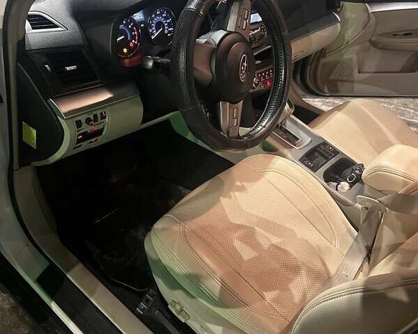 Белый Субару Аутбек, объемом двигателя 2.5 л и пробегом 366 тыс. км за 8500 $, фото 4 на Automoto.ua