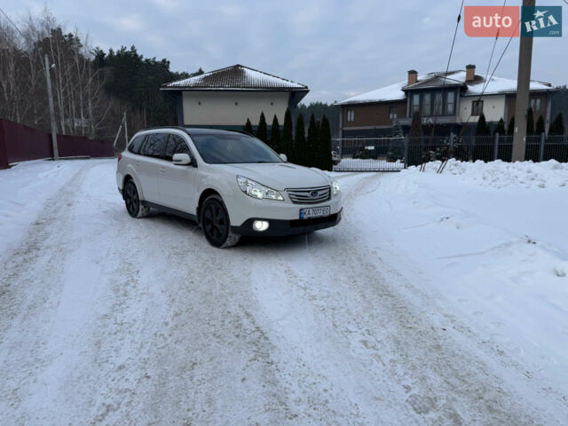 Белый Субару Аутбек, объемом двигателя 2.46 л и пробегом 235 тыс. км за 10300 $, фото 1 на Automoto.ua