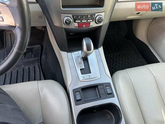 Білий Субару Аутбек, об'ємом двигуна 2.46 л та пробігом 209 тис. км за 10500 $, фото 31 на Automoto.ua