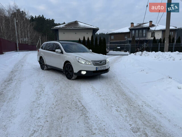 Белый Субару Аутбек, объемом двигателя 2.46 л и пробегом 235 тыс. км за 10300 $, фото 1 на Automoto.ua