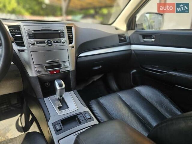 Білий Субару Аутбек, об'ємом двигуна 2.4 л та пробігом 265 тис. км за 8800 $, фото 14 на Automoto.ua