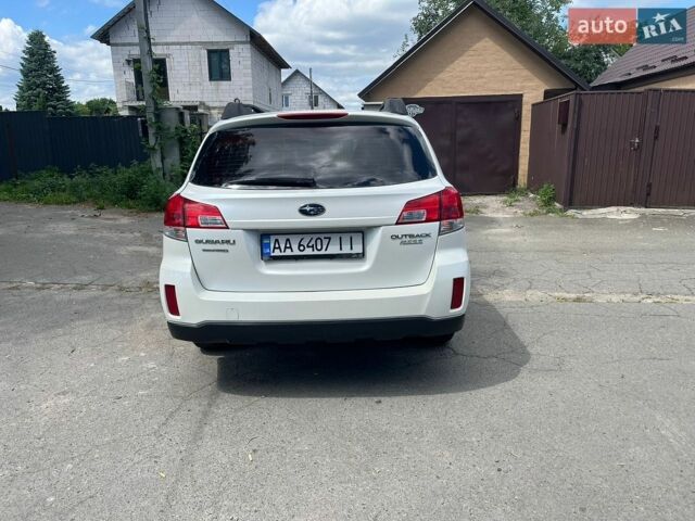 Білий Субару Аутбек, об'ємом двигуна 2.46 л та пробігом 250 тис. км за 6000 $, фото 4 на Automoto.ua