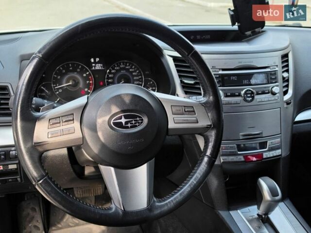 Білий Субару Аутбек, об'ємом двигуна 2.46 л та пробігом 210 тис. км за 10200 $, фото 3 на Automoto.ua