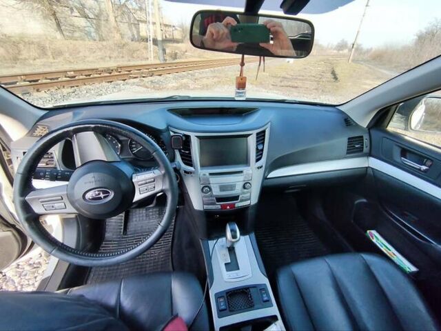 Белый Субару Аутбек, объемом двигателя 2.46 л и пробегом 250 тыс. км за 10000 $, фото 25 на Automoto.ua