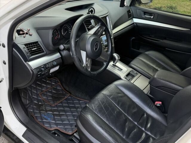 Белый Субару Аутбек, объемом двигателя 2.5 л и пробегом 304 тыс. км за 9700 $, фото 12 на Automoto.ua