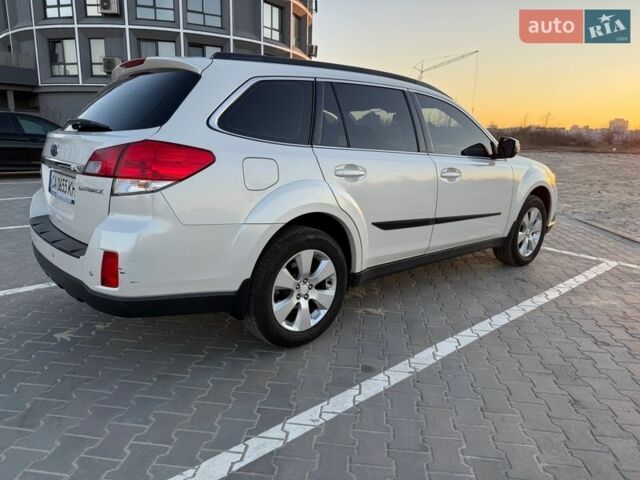 Белый Субару Аутбек, объемом двигателя 2.46 л и пробегом 200 тыс. км за 10000 $, фото 5 на Automoto.ua