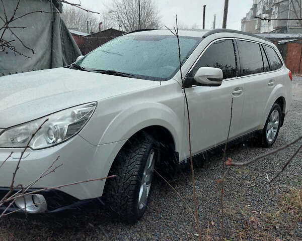 Білий Субару Аутбек, об'ємом двигуна 2.46 л та пробігом 320 тис. км за 10500 $, фото 1 на Automoto.ua