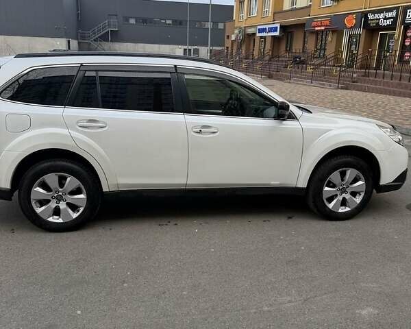 Белый Субару Аутбек, объемом двигателя 2.5 л и пробегом 304 тыс. км за 9700 $, фото 2 на Automoto.ua