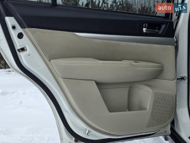 Білий Субару Аутбек, об'ємом двигуна 2.46 л та пробігом 189 тис. км за 8999 $, фото 25 на Automoto.ua