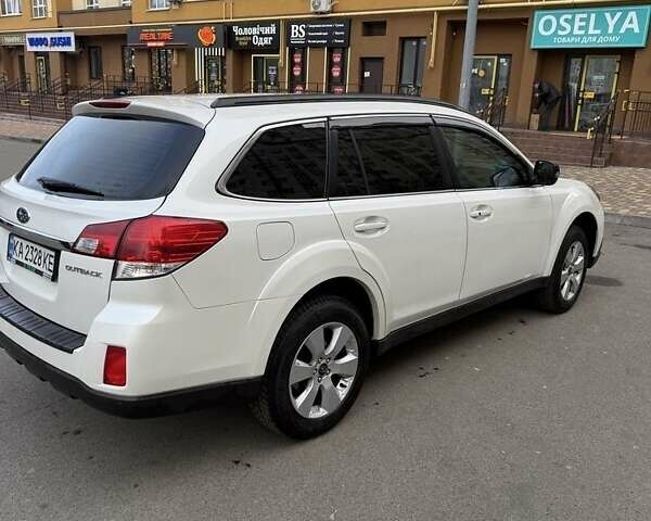 Белый Субару Аутбек, объемом двигателя 2.5 л и пробегом 304 тыс. км за 9700 $, фото 1 на Automoto.ua