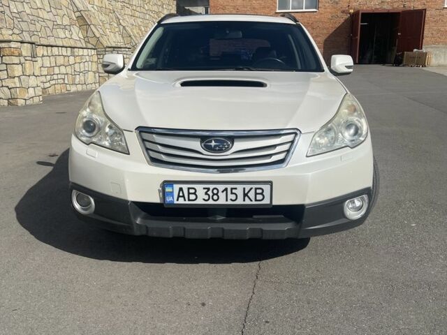 Белый Субару Аутбек, объемом двигателя 2 л и пробегом 255 тыс. км за 9000 $, фото 3 на Automoto.ua